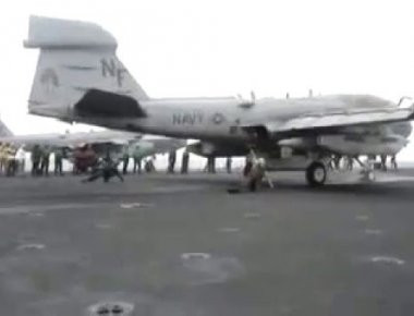 Τι γίνεται σε ένα αεροπλανοφόρο όταν δεν τηρούνται οι κανόνες ασφαλείας (βίντεο)